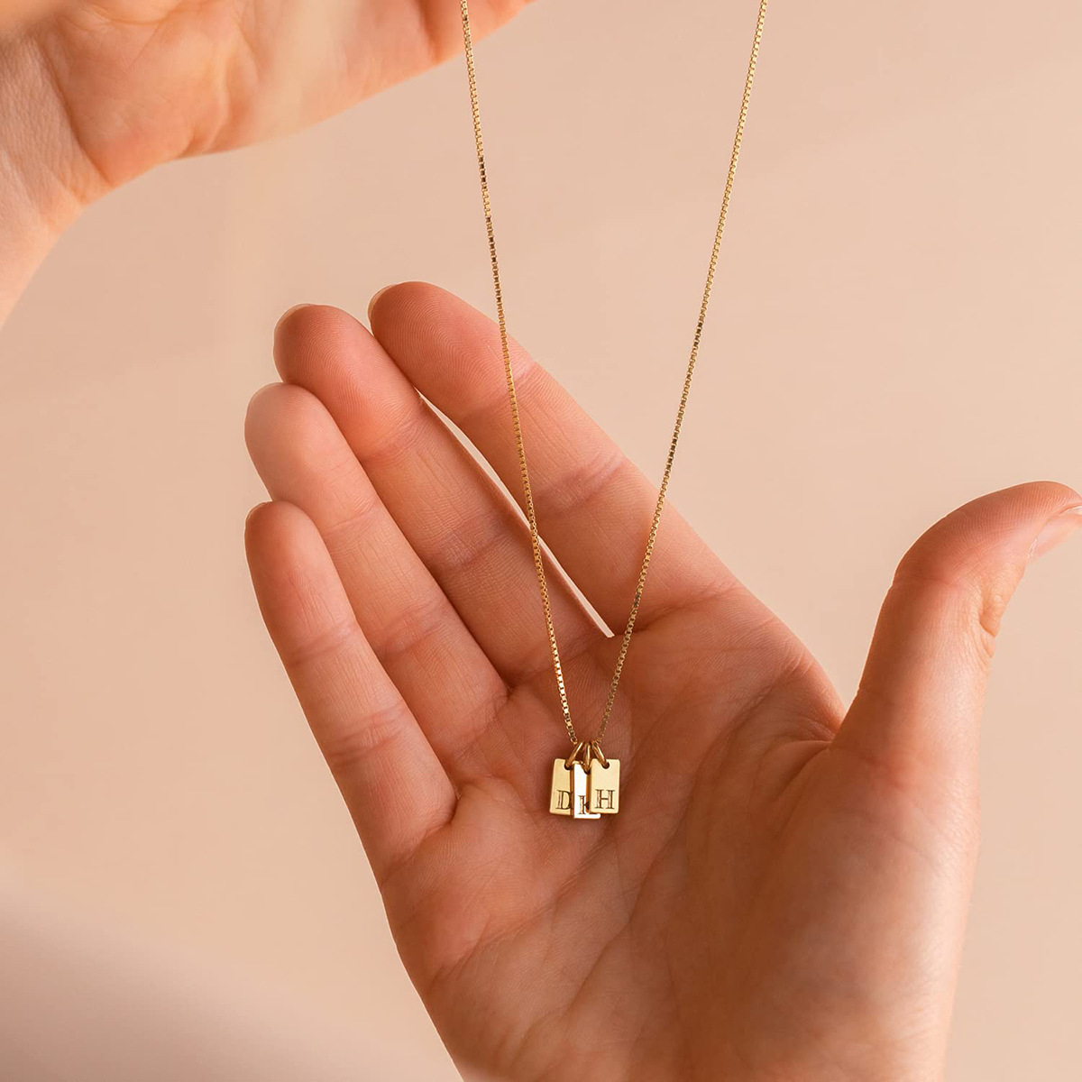 Tiny Square Initial Letter Nec - Birth Flower Necklace 评论和价格